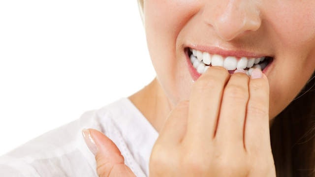 Obgryzanie paznokci a zęby